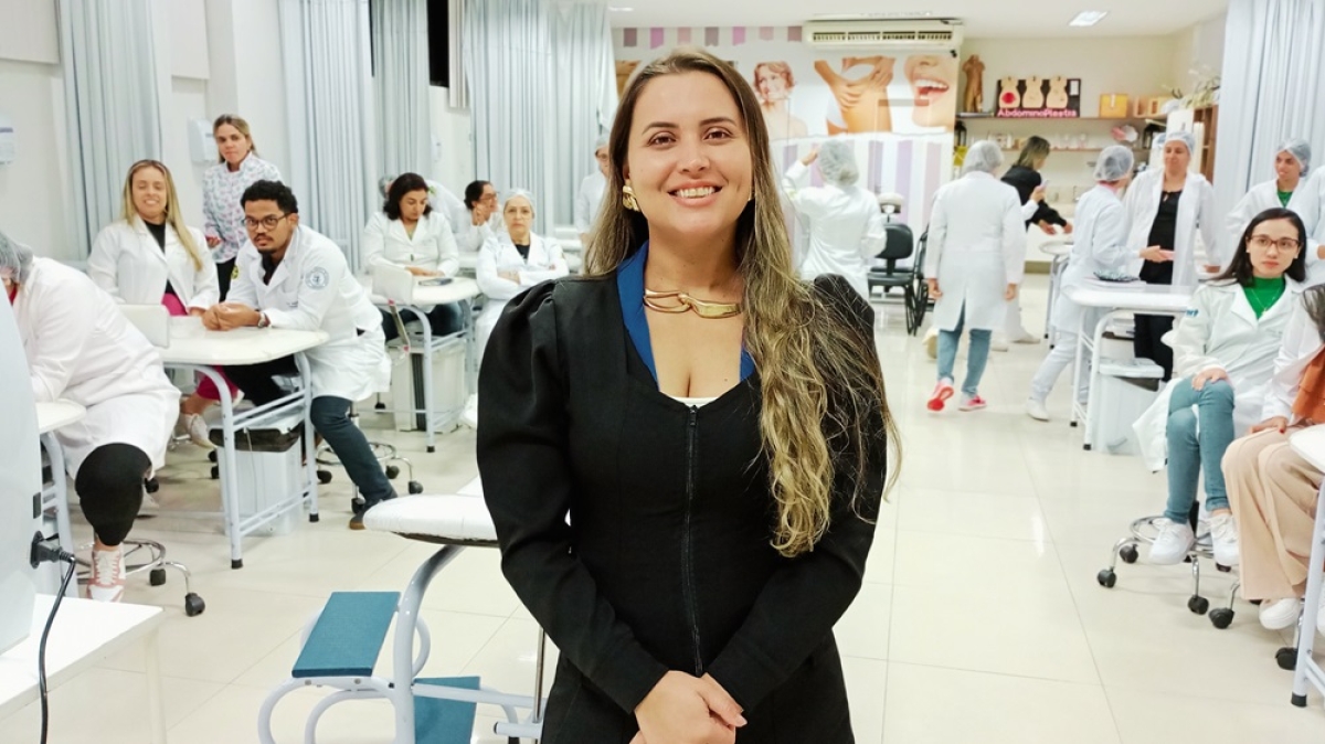 Mariana de Santana, docente do curso de Pós-Graduação Lato Sensu em Estética Avançada da Universidade Tiradentes (Unit) - Foto: Asscom Unit
