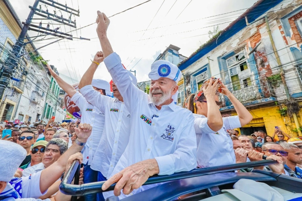 Sem demonstrar apreensão com o dólar, Lula desfila com Janja - Foto: Ricardo Stuckert / PR