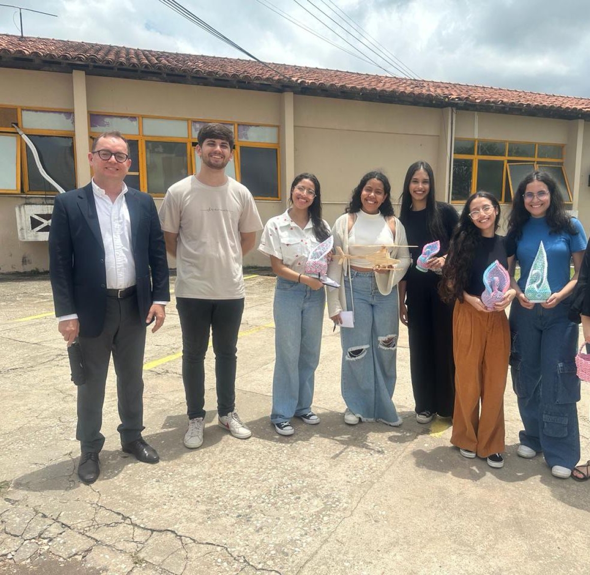 Estudantes de Direito da Unit realizaram um projeto de arrecadação de livros que foram doados à biblioteca do Complexo Carvalho Neto (Copemcan), em São Cristovão - Foto: Divulgação
