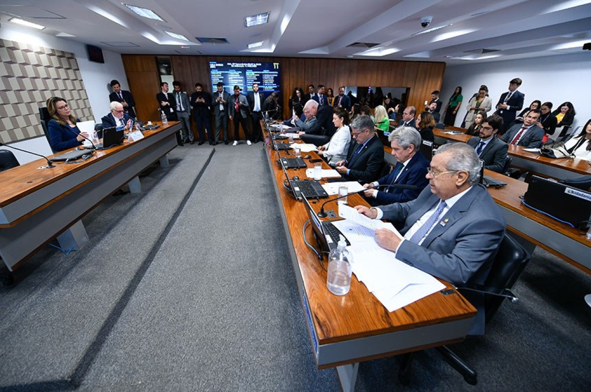 Jayme Campos (à dir.) defendeu a aprovação do texto, dizendo que a regulamentação cumpre a Constituição - Foto: Edilson Rodrigues/Agência Senado�?�
