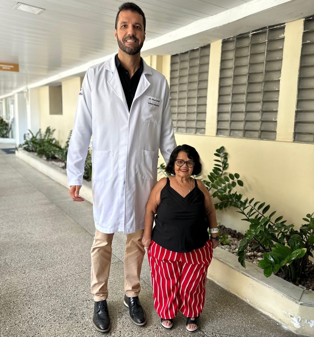 Dr. Paulo Salotti e paciente Normelita da Silva - Foto: Assessoria de Comunicação do Hospital de Cirurgia 
