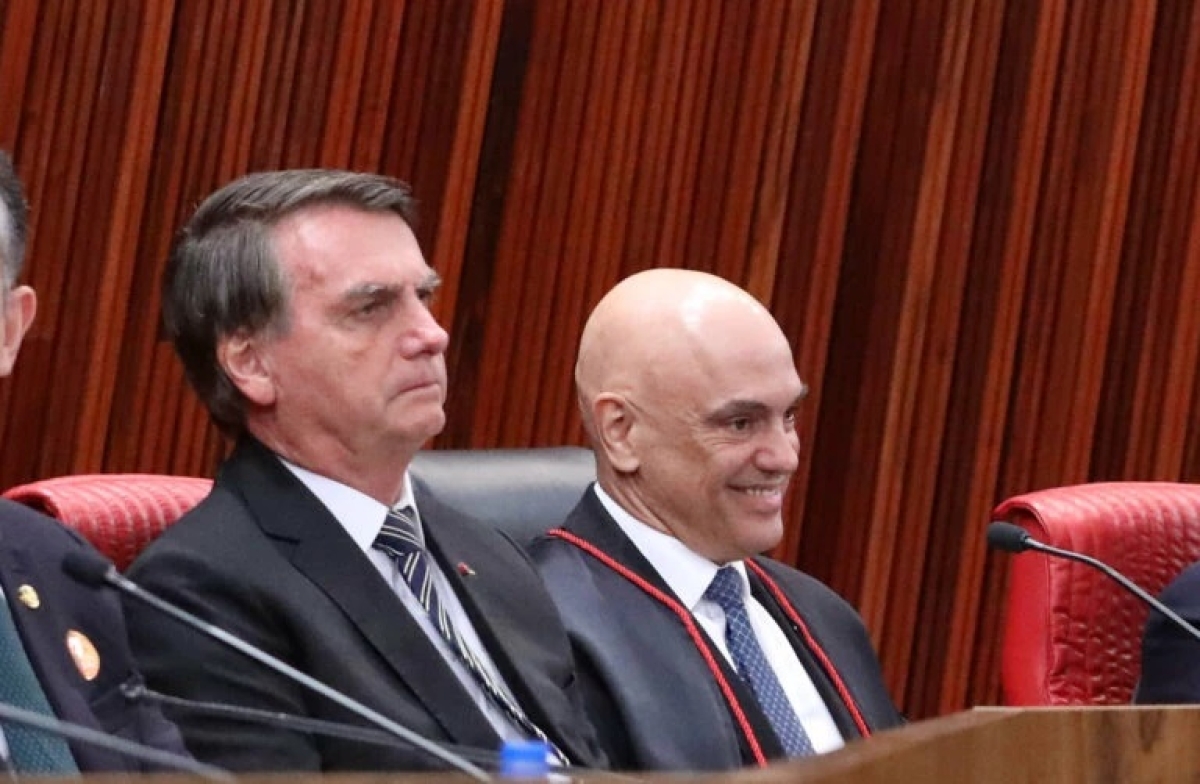 Jair Bolsonaro ao lado do ministro Alexandre de Moraes - Foto: Antonio Augusto/Secom/TSE
