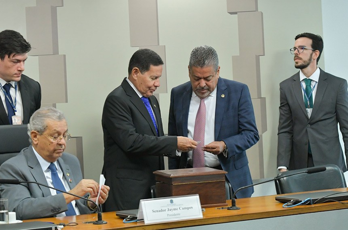 Presidente Jayme Campos (sentado) sorteou os relatores com ajuda dos senadores Mourão (esq.) e Dr. Hiran (dir.) - Foto: Geraldo Magela/Agência Senado