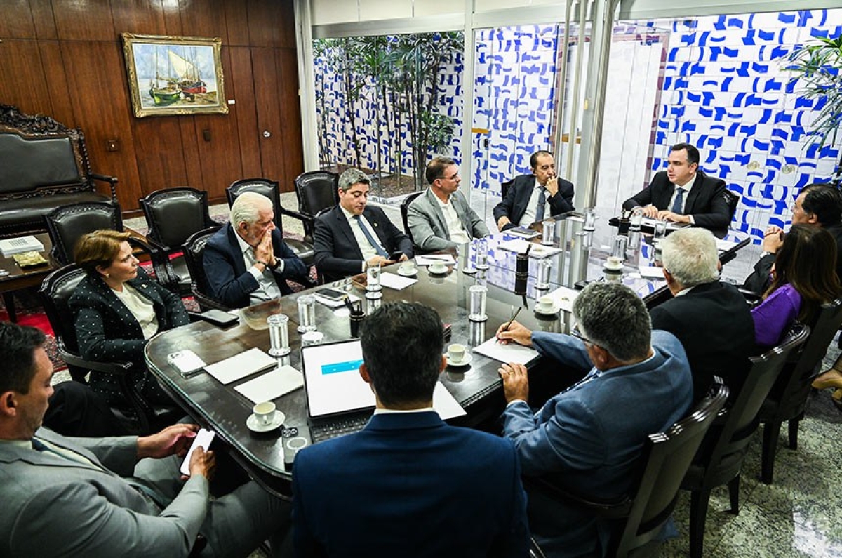 Pacheco (à dir.) na reunião com os líderes partidários nesta quinta-feira - Foto: Pedro Gontijo/Agência Senado