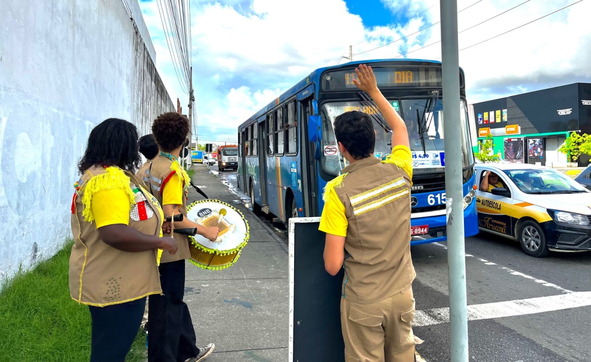 Ação educativa na avenida Etelvino Alves fomenta respeito às sinalizações de trânsito - Foto: Ascom/SMTT
