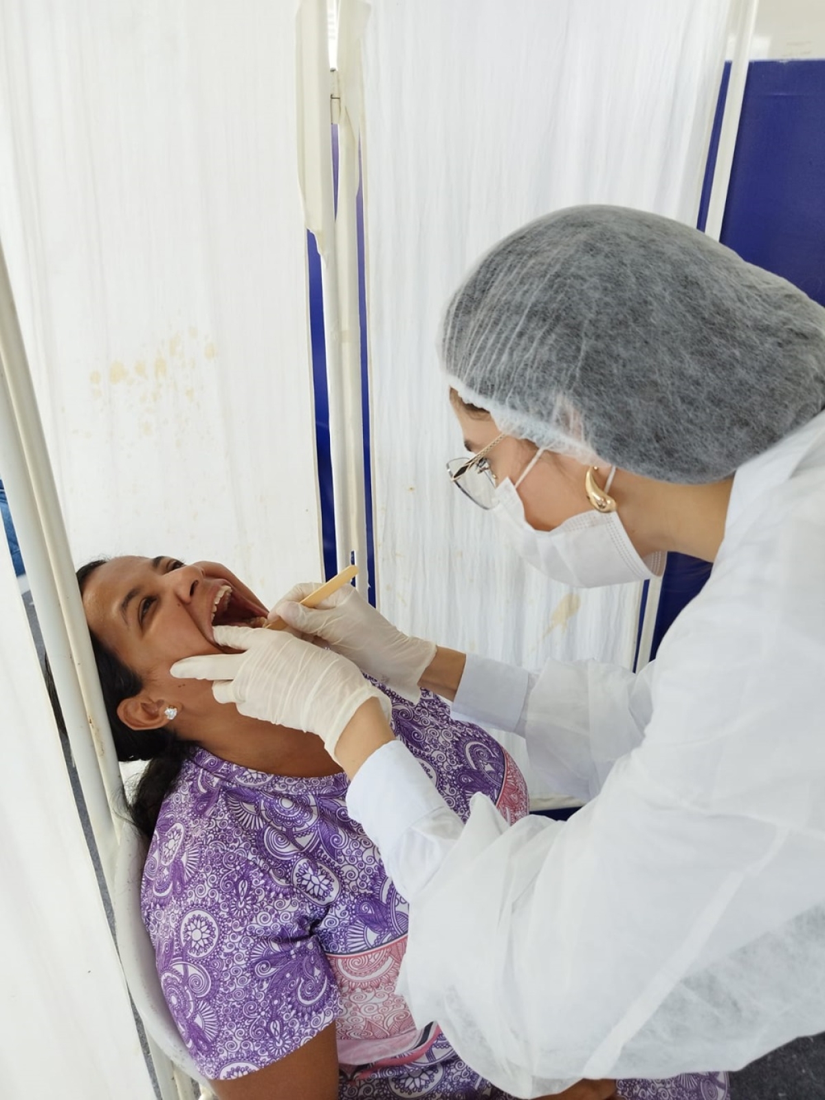 Fabiana da Graça em consulta odontológica - Foto: Governo de Sergipe