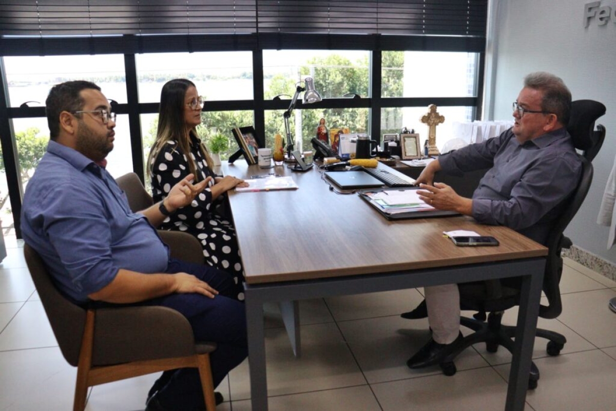 O presidente Marcos Andrade e o economista da Fecomércio, Marcio Rocha, discutem sobre o impacto do dia dos pais para o comércio sergipano - Foto: James Santos/Fecomércio Sergipe