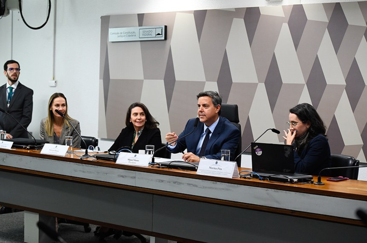O presidente do CCS, Miguel Matos, entre Angela Baeta Neves, Patrícia Blanco e Marina Pita (D) - 
Foto: Roque de Sá/Agência Senado