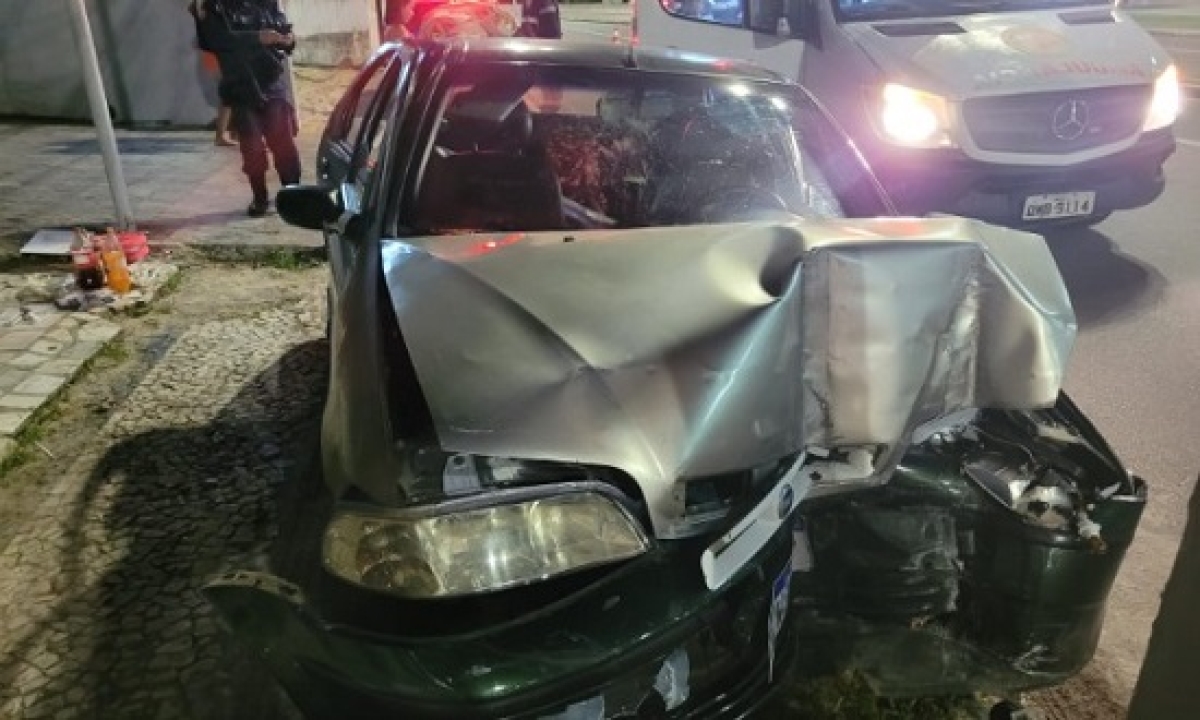 Beira Mar: três pessoas ficam feridas após condutor bater em poste - Foto: BPTran