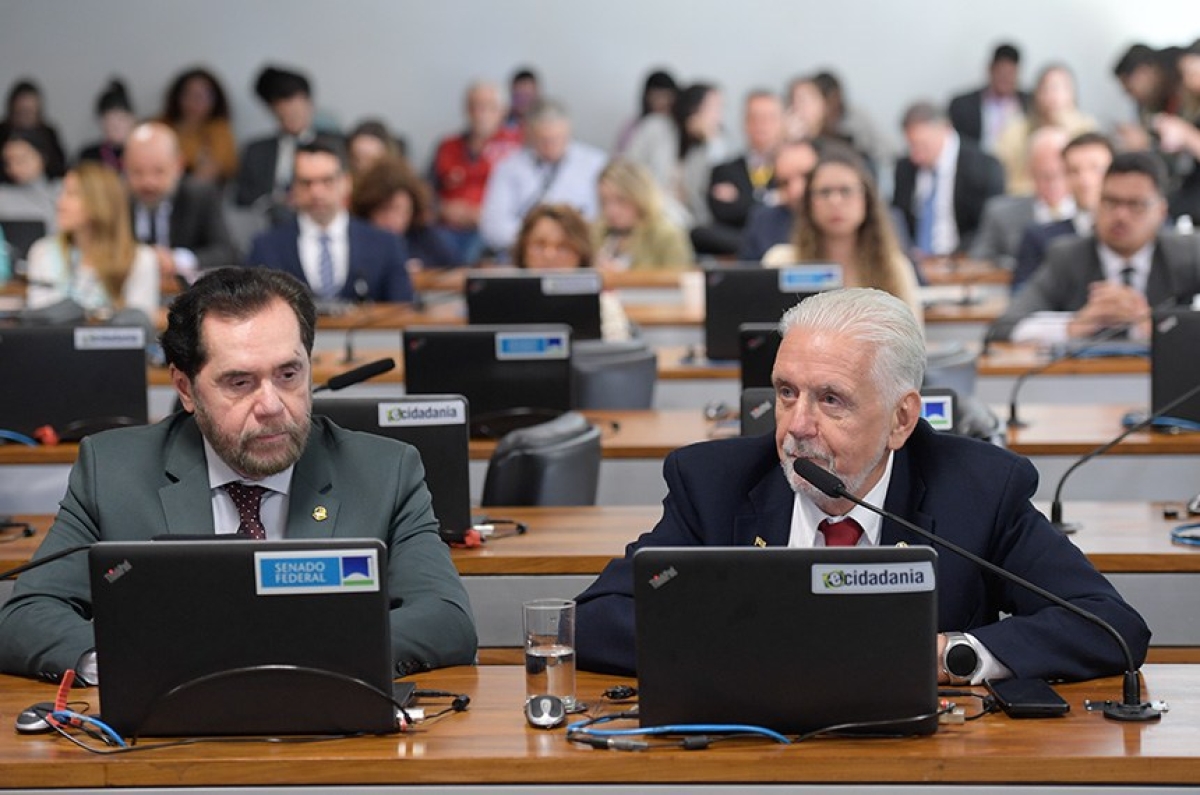 Ao lado do relator, Plínio Valério ( à esq.), o líder do governo Jaques Wagner solicita adiamento da matéria na CCJ - Foto: Saulo Cruz/Agência Senado
