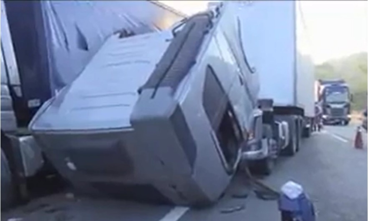 Caminhão sequestrado causou acidente na Rodovia Anhanguera - Foto: Reprodução Band TV