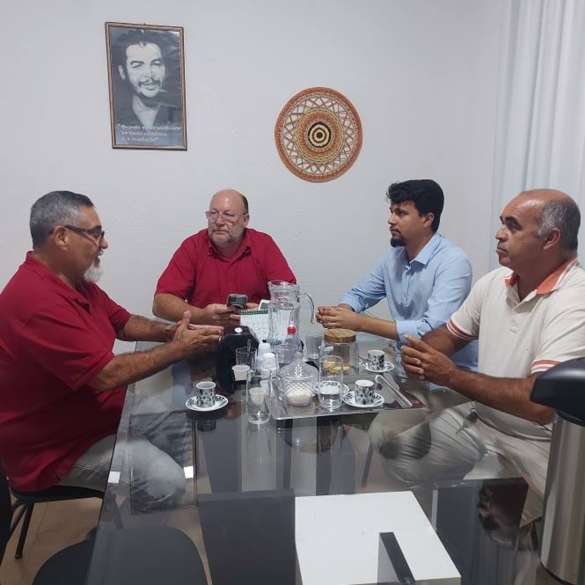 Presidente da Fecomse e da UGT-SE, Ronildo Almeida; deputado João Daniel; presidente do Sindicato dos Comerciários, Luan Almeida, e presidente do Sindicato dos Supermercados, Manoel Santos - Foto: Assessoria parlamentar do deputado João Daniel   
