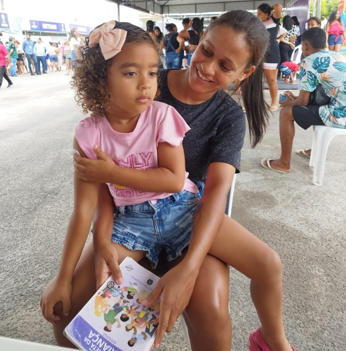 Foto 1 - Andria Silva Santos e sua filha, Isabel - Foto: Governo de Sergipe