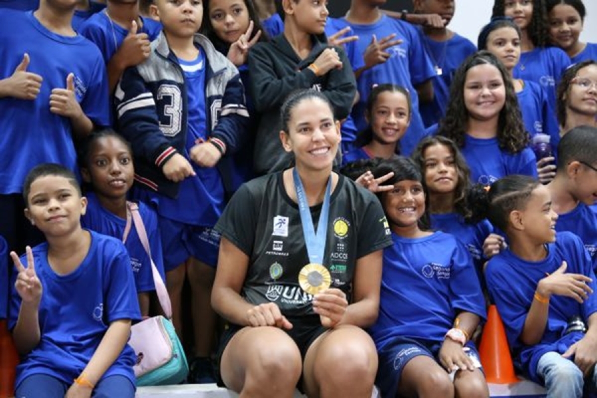 Medalhista olímpica Duda Lisboa conversa com atletas dos Projetos Academia & Futebol e Segundo Tempo - Foto: MPT SE