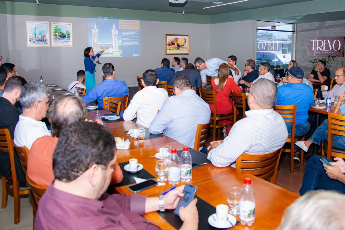 Emília apresenta propostas para desenvolvimento econômico em encontro com o Fórum Empresarial - Foto: ASCOM/COLIGA�?�?O "POR UMA NOVA ARACAJU"
