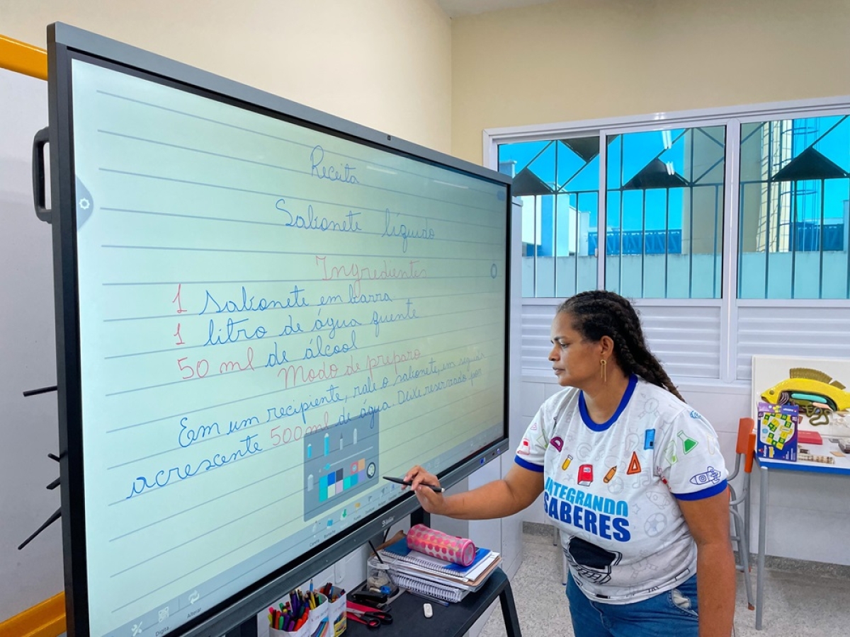 A professora Rivânia Rocha utilizando display interativo de 75 polegadas durante aula no laboratório - Foto: Ascom Semed
