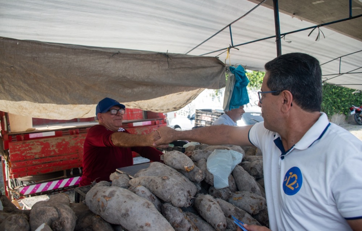 Luiz Roberto visita feira do Santos Dumont - Foto: Assessoria de Campanha