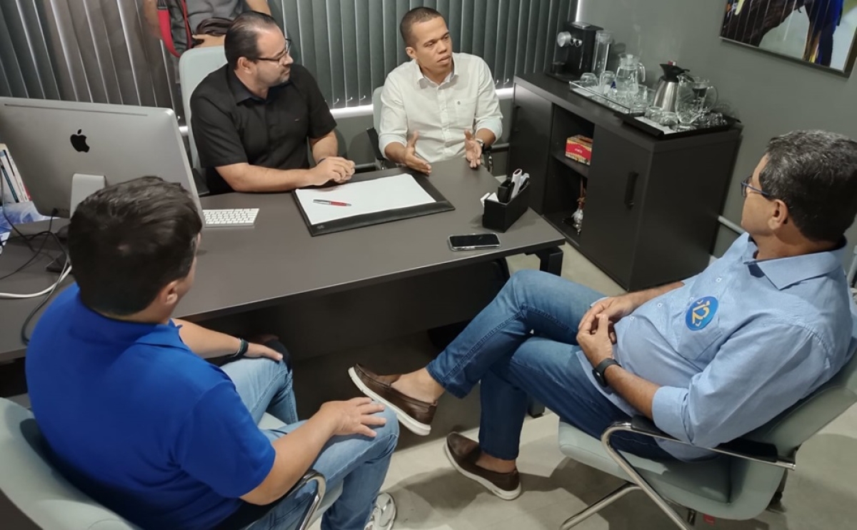 Os diretores Fagner Freire e Hermeval Souza recebem Luiz Roberto e Fabiano Oliveira na empresa Netiz - Foto: Assessoria de Campanha