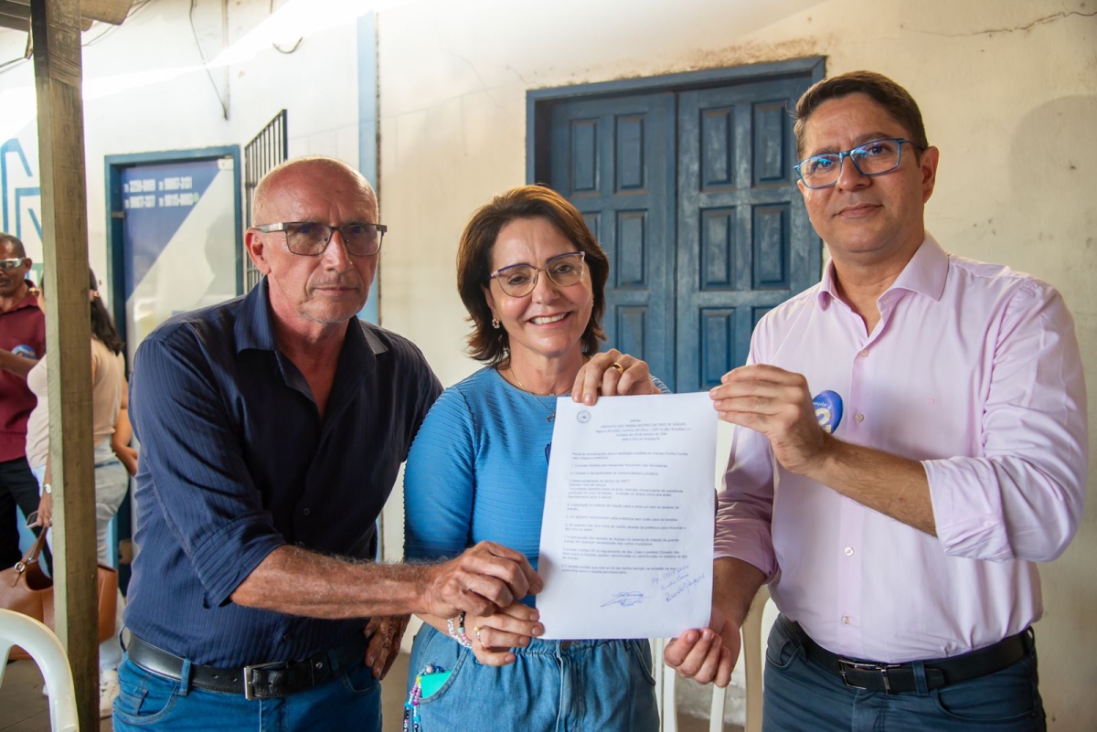 O presidente do Sintax, João Batista Soares entrega carta a Emília Corrêa e Ricardo Marques 
