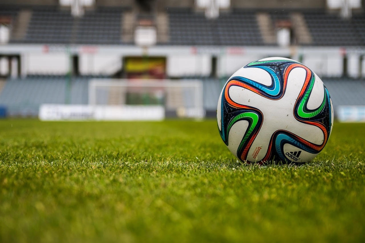 Bola de futebol em campo. De utilização gratuita - Foto: Pixabay
