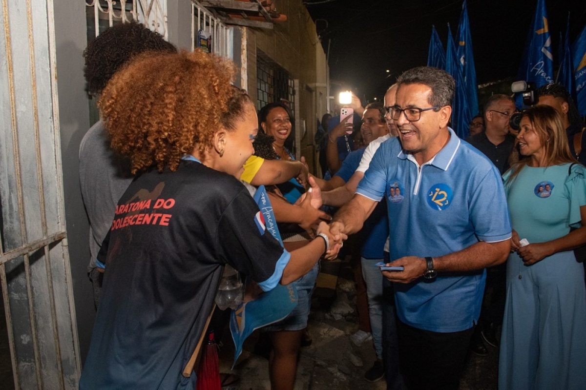 Foto 1 - O cumprimento olho no olho, o aperto de mão e a apresentação das propostas - Foto: Assessoria de Campanha
