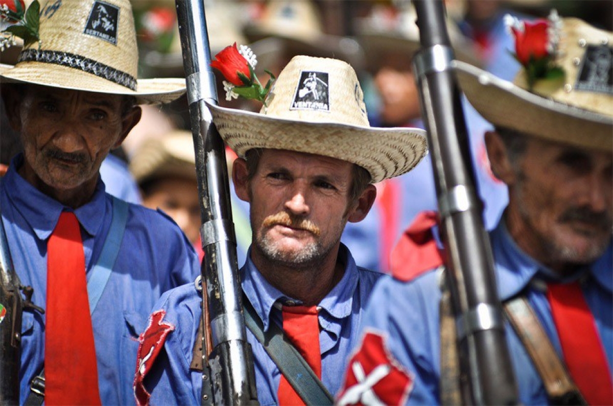 Bacamarteiros são grupos folclóricos do NE que portam bacamarte, cantam e dançam com roupas características - Foto: Hesíodo Góes - Flickr/wikipedia / Agência Senado
