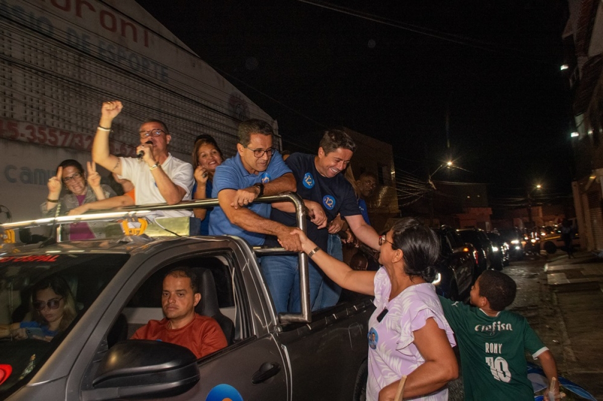 Luiz Roberto e Fabiano em mais um momento de interação com a população - Foto: Assessoria de Campanha

