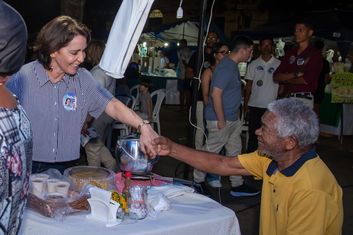 Emília Corrêa (PL) em visita à "feirinha" da Praça Tobias Barreto