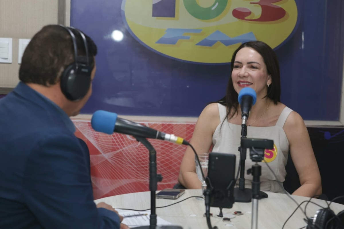Danielle Garcia, em entrevista ao jornalista Carlos Ferreira, na 103 FM - Foto: Márcio Dantas
