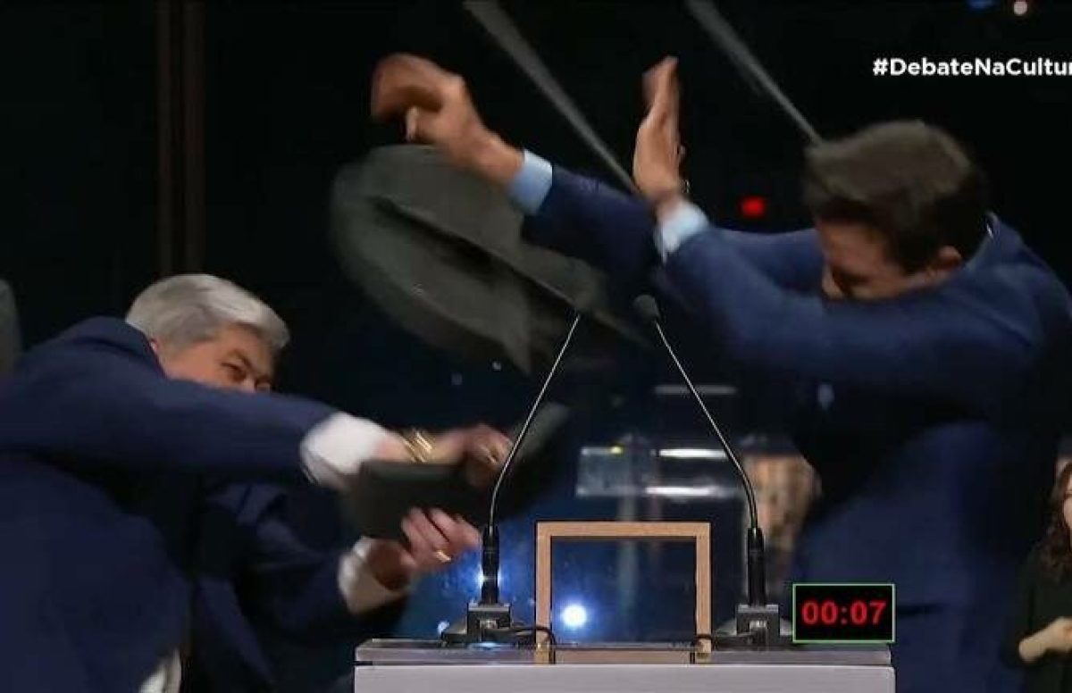 Momento em que Datena agride Marçal - Foto: Reprodução/TV Cultura
