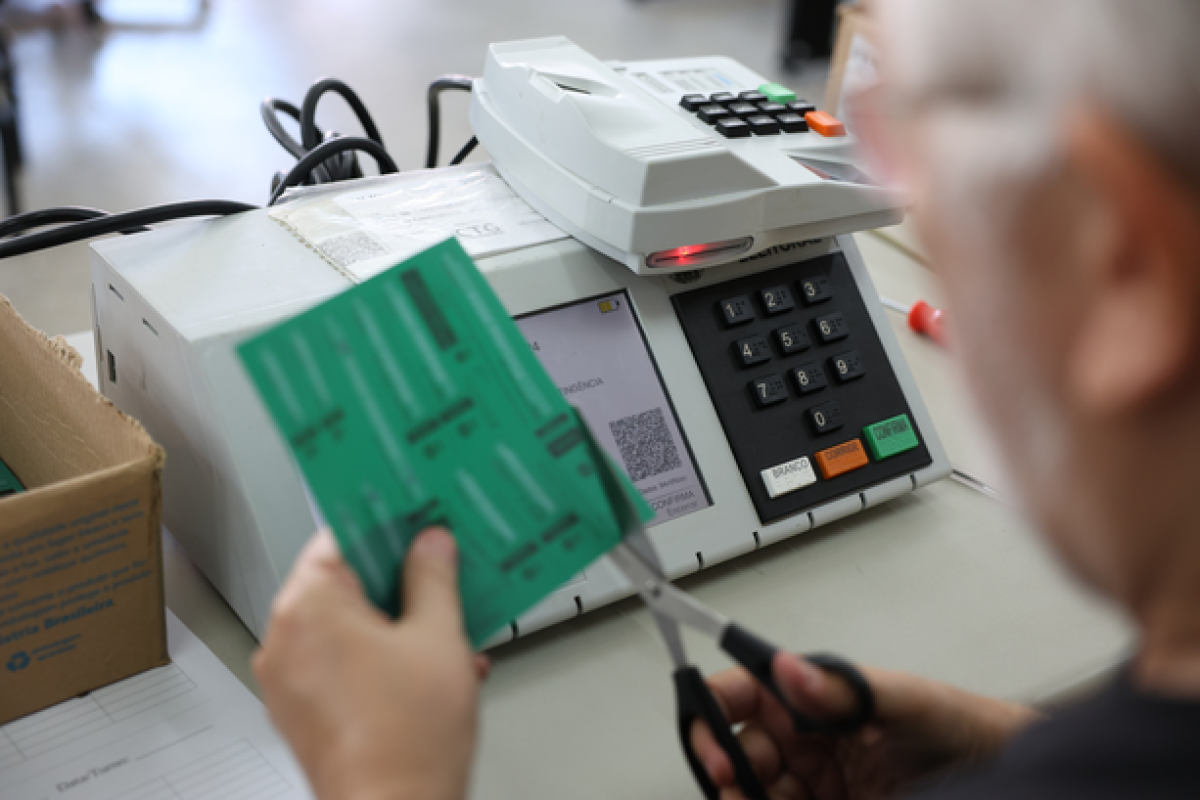 Servidor separa o lacre para preparação de Urna Eletrônica - Foto: TRE SE
