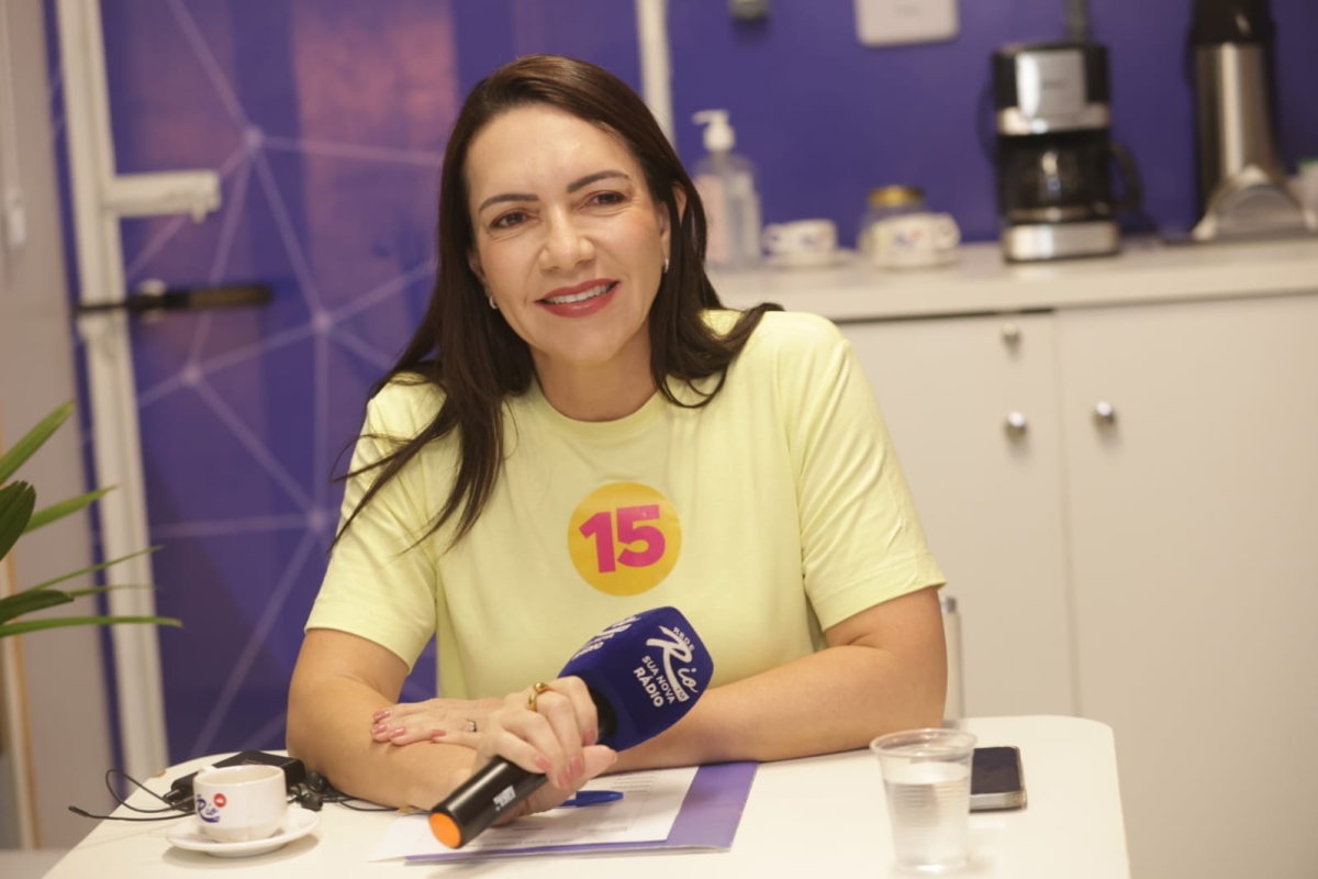 Danielle Garcia, em entrevista ao jornalista Jailton Santana, da Rede Rio FM - Foto: Márcio Dantas
