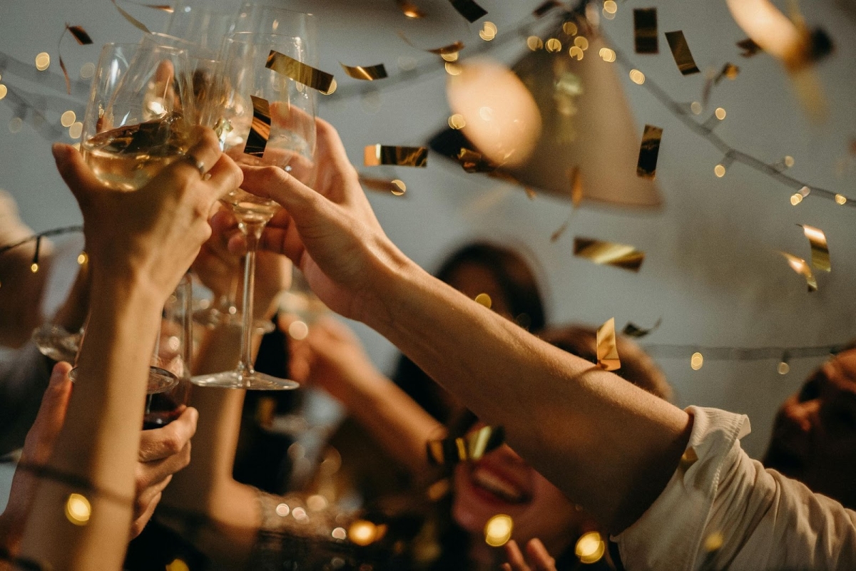Pessoas brindando taça de vinho; disponível para uso gratuito - Foto: cottonbro studio/Pexels
