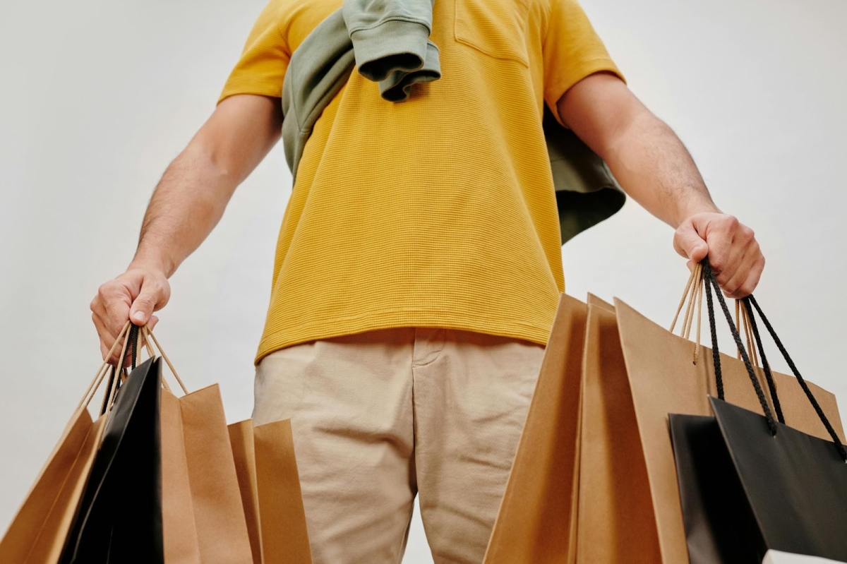 Homem de camisa amarela; Disponível para uso gratuito - Foto: Max Fisher/Pexels
