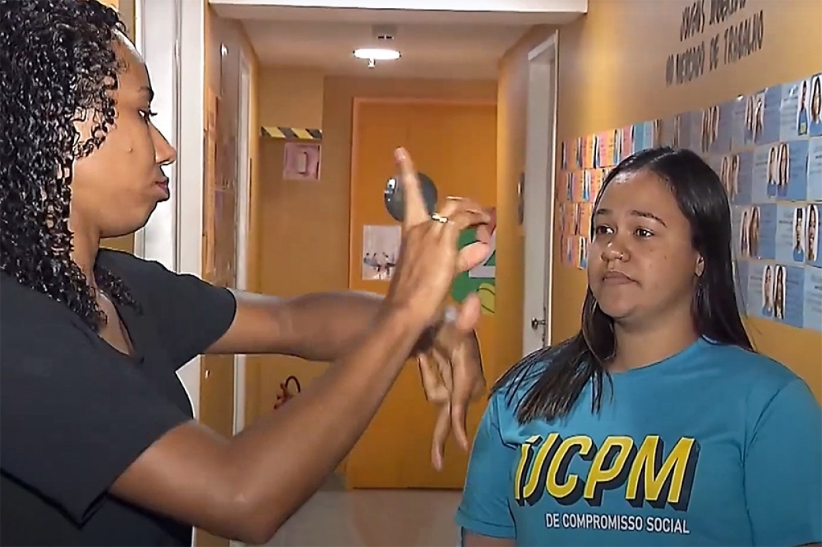 A jovem aprendiz Stefany Carvalho e a interprete de Libras Priscila Brito - Foto: Rudson Vicente
