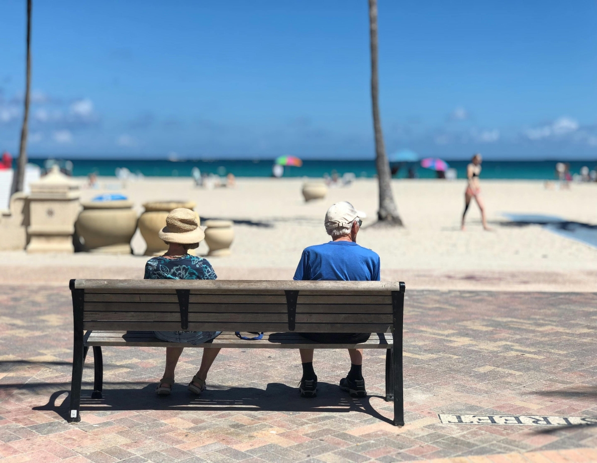 Idosos sentados em um banco; Disponível para uso gratuito - Foto: Monica Silvestre/Pexels
