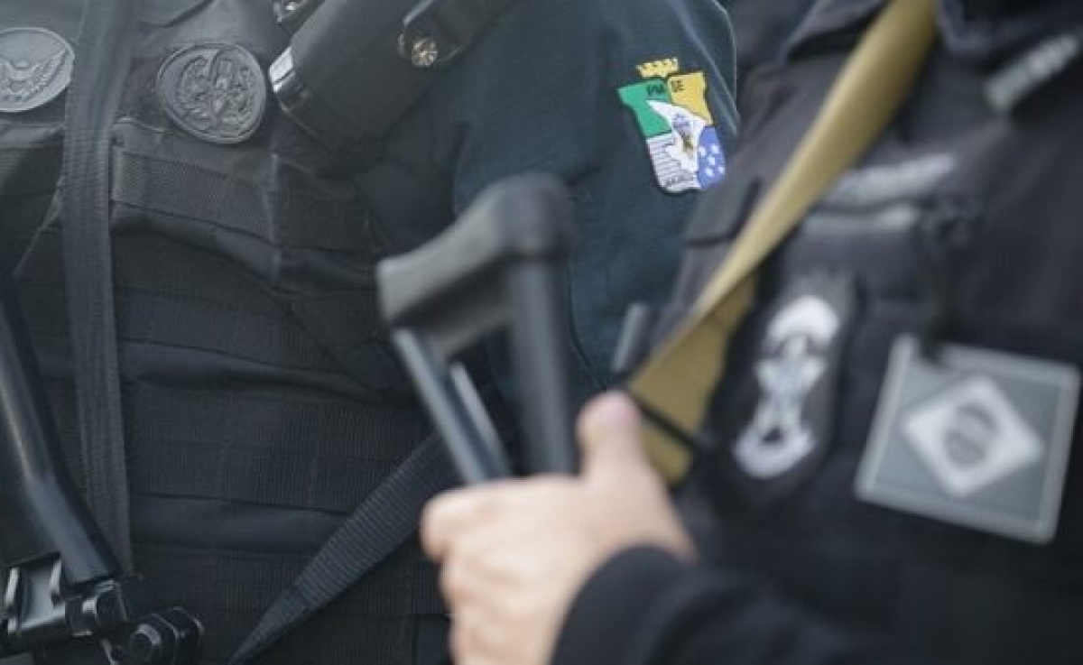 Foi apreendida uma faca modelo de caça, usada contra a vida do policial e da mulher - Foto: PM-SE
