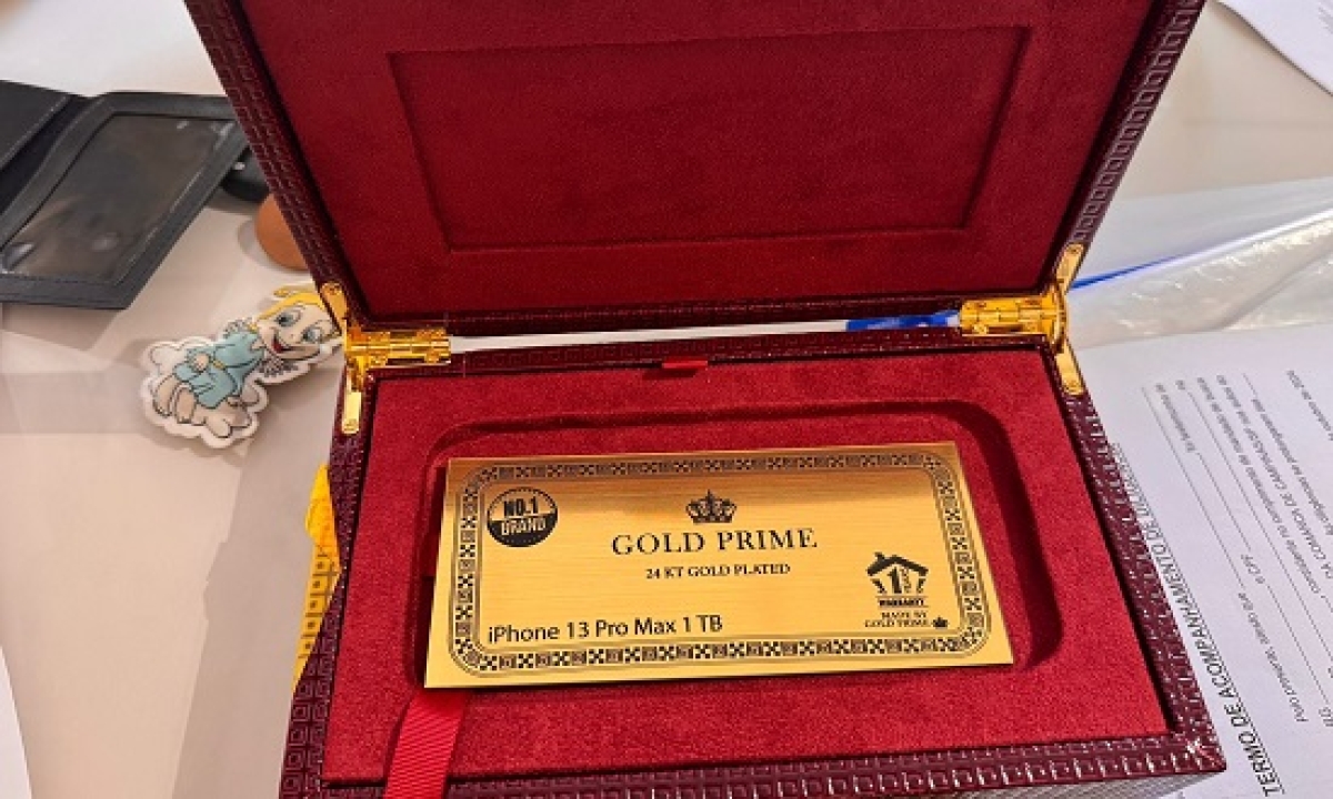 Entre os itens apreendidos, destacam-se celulares aparentemente banhados a ouro, que serão submetidos à perícia - Foto: PF
