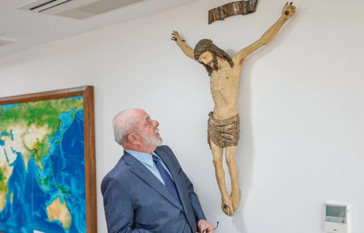 Lula ao lado de estátua que representa Cristo - Foto: PR/Ricardo Stuckert
