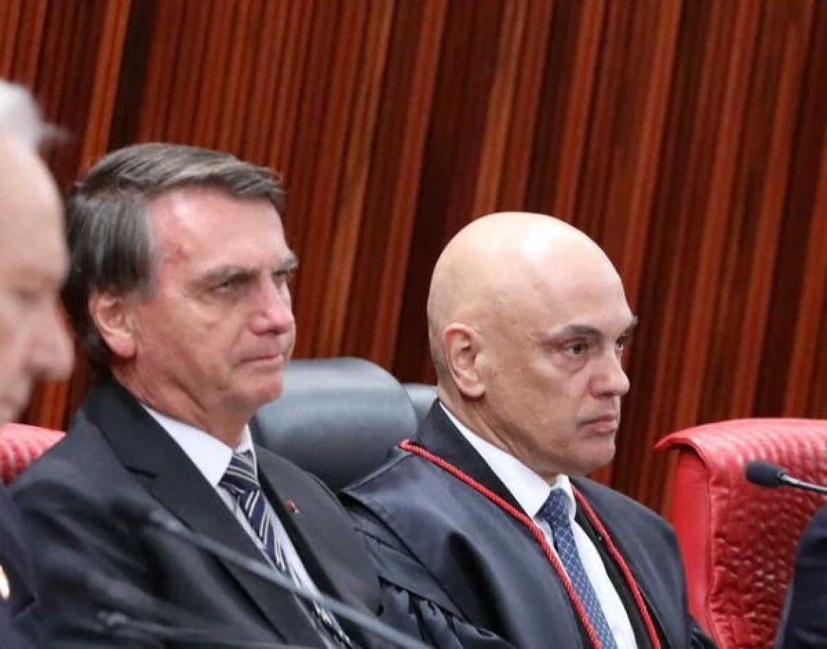 Jair Bolsonaro ao lado do ministro Alexandre de Moraes - Foto: Antonio Augusto/Secom/TSE

