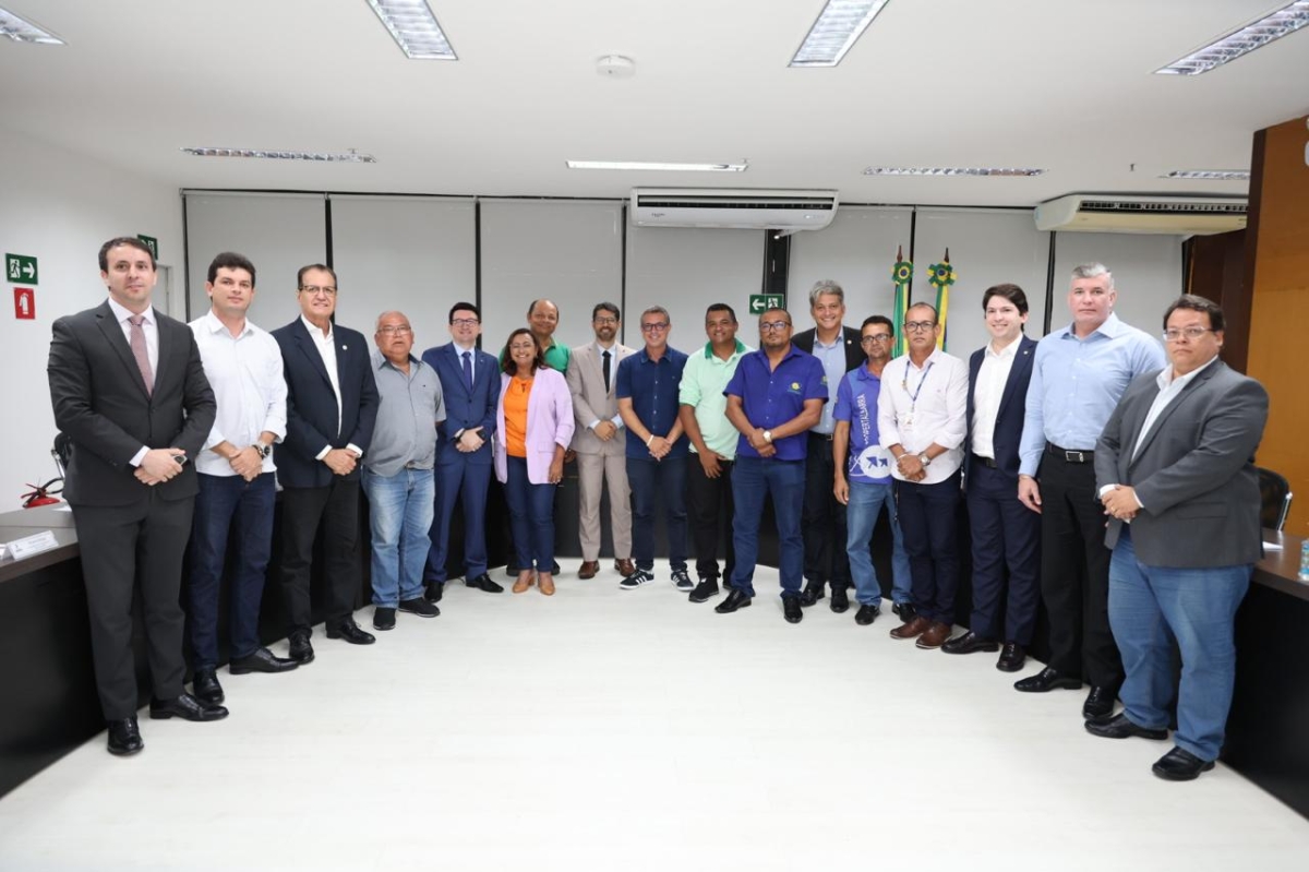 Após pressão de deputados e de motoristas táxi-lotação, governo do Estado irá criar grupo de trabalho para regulamentar serviço - Foto: Ascom Parlamentar/Alese

