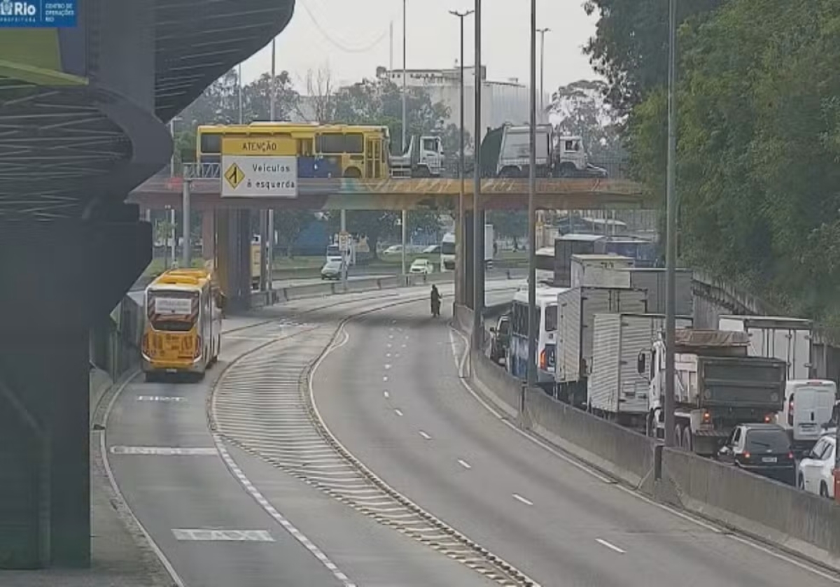 Avenida Brasil fechada por conta do tiroteio no entorno do Complexo de Israel - Foto: Reprodução/TV Globo
