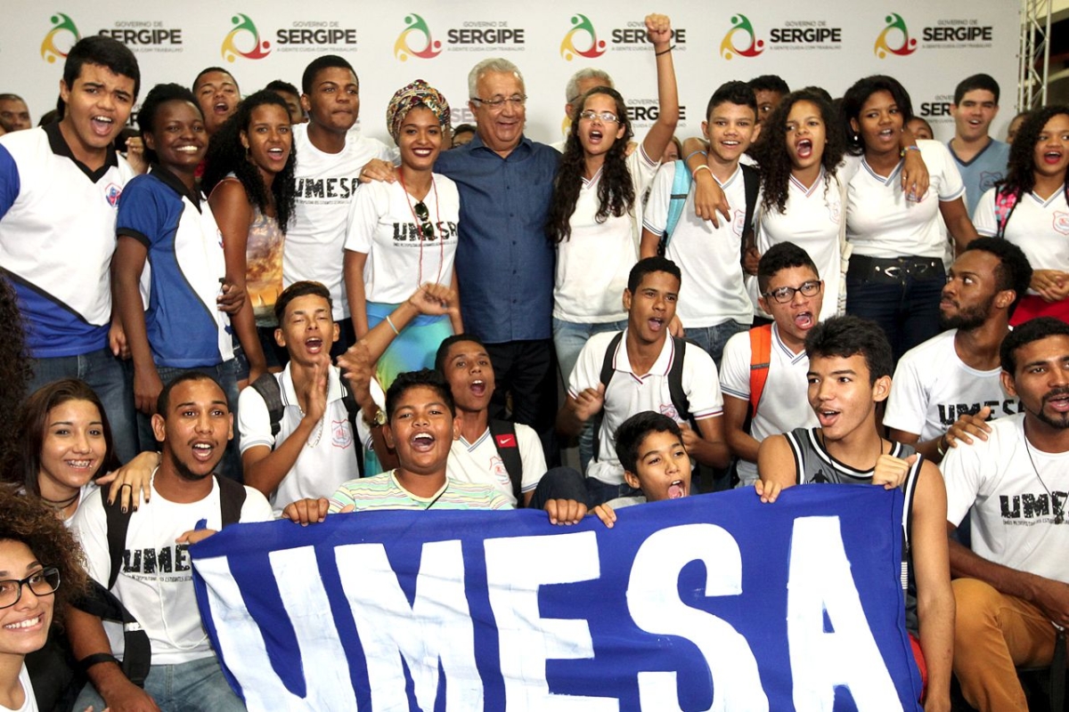 Estudantes e representantes da Uni�o Secundarista de Aracaju acompanharam as inaugura��es (Foto: Andr� Moreira/ASN)