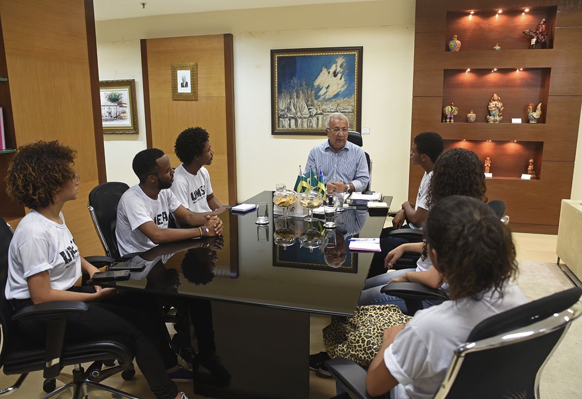 Jackson Barreto recebeu os membros da Uni�o Metropolitana dos Estudantes Secundaristas de Aracaju (Umesa) (Foto: Marcelle Cristinne/ASN)