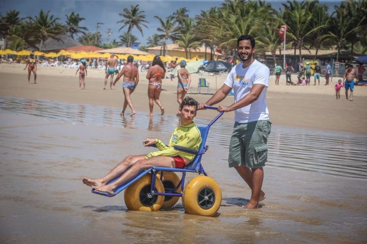 Governo de Sergipe entrega cadeiras de rodas anf�bias ao projeto Estrelas do Mar (Imagem: Assessoria Setesp/SE)