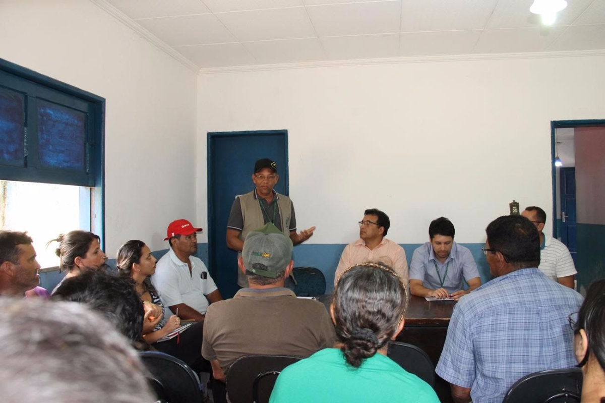 Analista da Conab, Francisco Carlos Souza Santos, exp�e aos agricultores as regras a serem seguidas para fornecer ao PAA (Imagem: Assessoria Cohidro/SE)