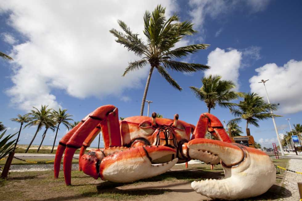 Caranguejo gigante instalado pelo Governo do Estado no in�cio da Passarela do Caranguejo (principal corredor gastron�mico da capital sergipana, Aracaju), na praia da Atalaia, uma das mais frequentadas pelos turistas que visitam Sergipe (Foto: M�rcio Danta