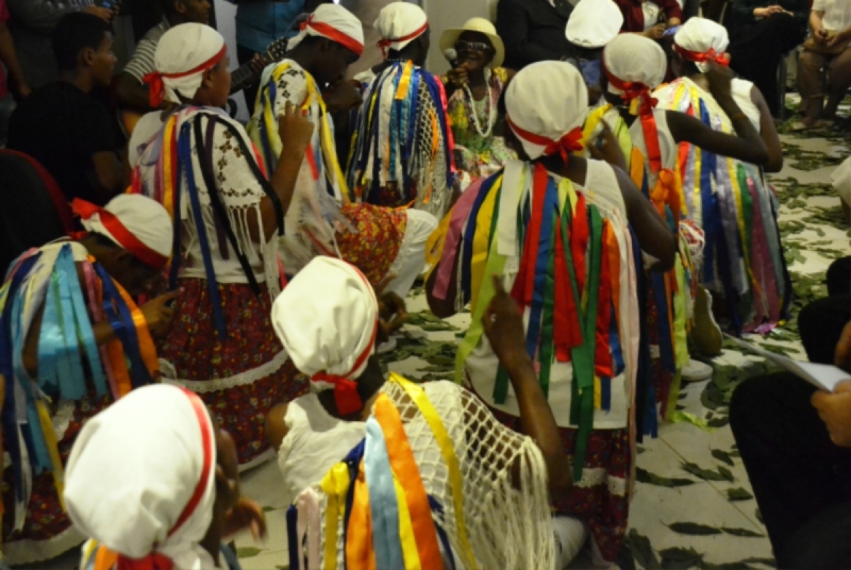 Dona Nadir e crian�as (Foto: Secult/SE)