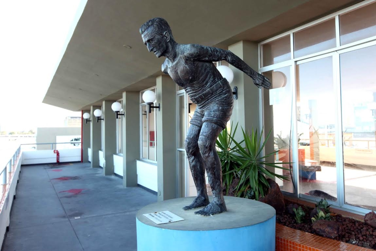 �s margens do rio Sergipe, o busto de bronze de Z� Peixe reluz e cumprimenta os que chegam ao antigo Terminal Hidrovi�rio (Imagem: Andr� Moreira/ASN)
