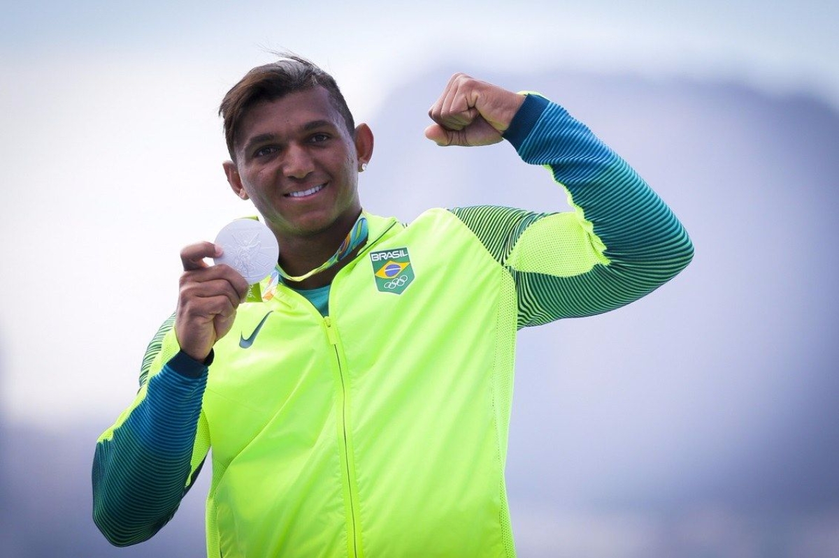 Isaquias Queiroz sorri com a primeira medalha da hist�ria da canoagem velocidade brasileira no peito (Foto: Danilo Borges/Brasil 2016)